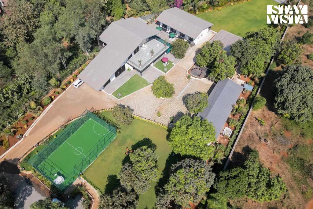 Tenis a/nebo squash v ubytování The Den by Vieda - Part of StayVista nebo okolí