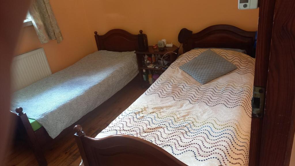 Dos camas individuales en una habitación con en Neron, en Grębocin