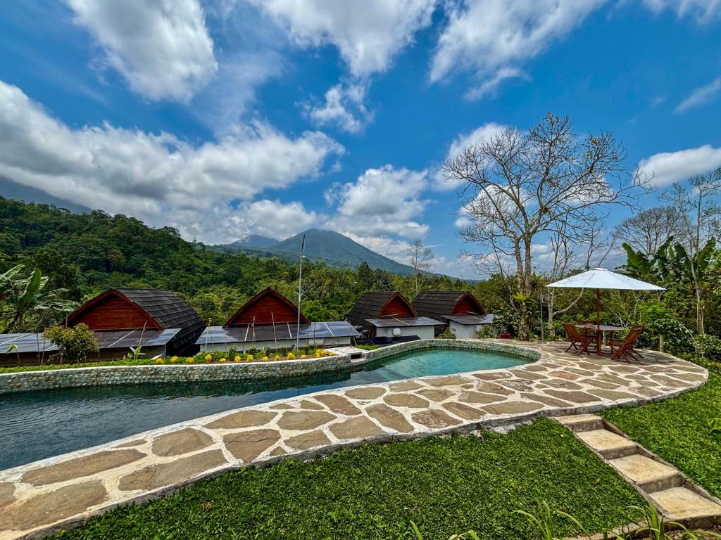 basen z górą w tle w obiekcie Shankara Forest Haven Villa by AGATA w mieście Jatiluwih