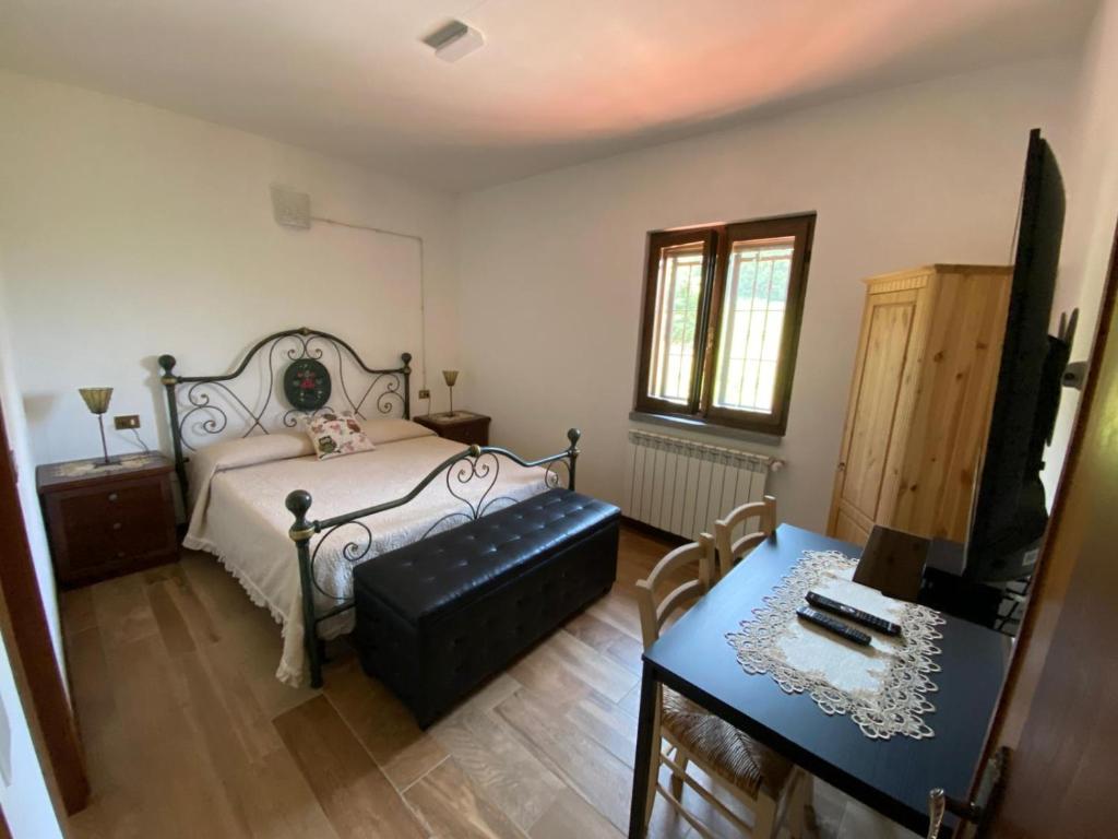 un dormitorio con una cama y una mesa en B&B Monteguzzo, en Cigognola