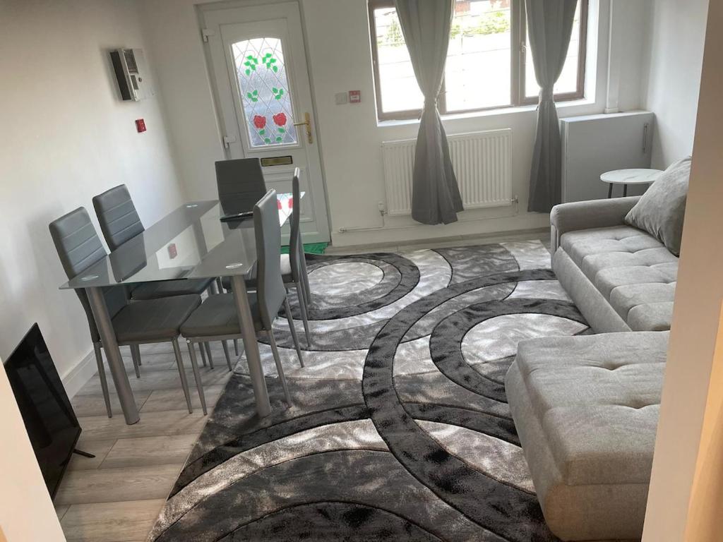 ein Wohnzimmer mit einem Tisch und einem Teppich in der Unterkunft Limestreet place of harbour for contractors Crewe in Crewe