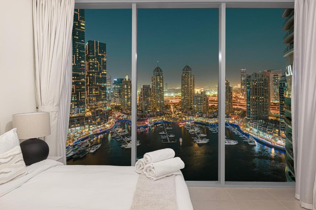 迪拜Marina Horizon by LIV High Floor 1BR, For 5 Guests, Dual Gyms & Marina View的享有城市天际线景致的卧室