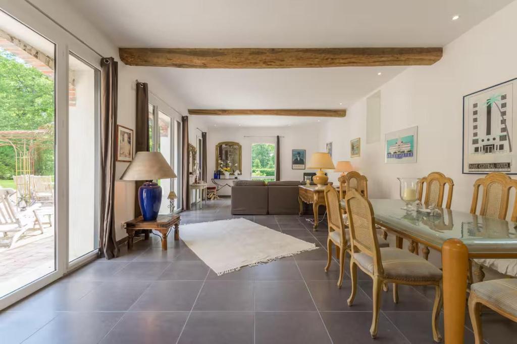 OrphinにあるArchitect house near Rambouillet Parisのダイニングテーブルと椅子のあるリビングルーム