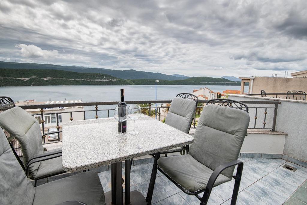 a table and chairs on a balcony with a view of the water at Hotel Apartments More in Neum