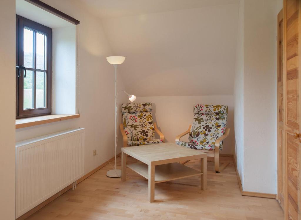 Posedenie v ubytovaní Cudne Manowce