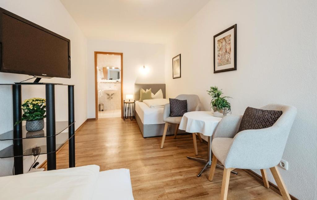 Hotel Restaurant Zum Goldenen Anker mit Hallenbad & Wellnessbereich - Standard Double Room With Balcony