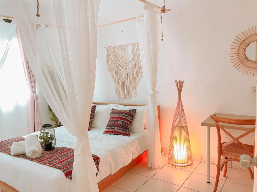 V Boho Home 3Bedroom 7-8Pax Eco Majestic Semenyih في Beranang: غرفة نوم بسرير مع مظلة