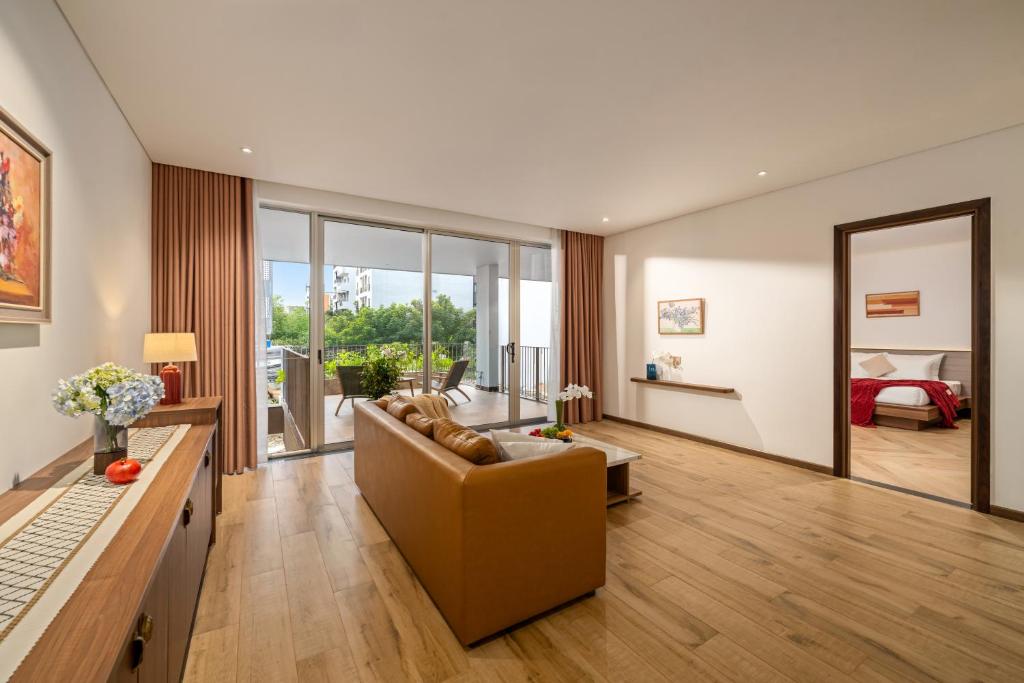 Χώρος καθιστικού στο Mee Villa Modern 6BR Villa Rooftop Pool, Steambath& Elevator