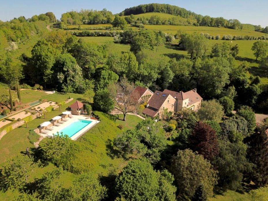 una vista aérea de una casa con piscina en Clos de Fougères - Domaine intégral, en Montoillot