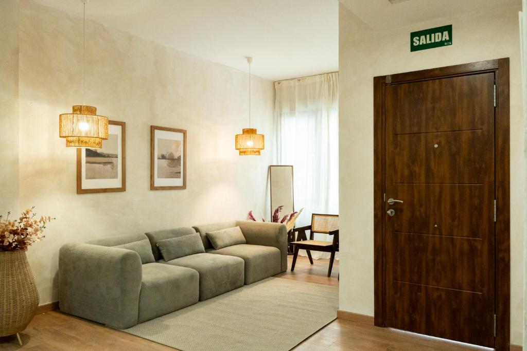 un salon avec un canapé et une porte dans l'établissement Tierra Blanca, à Madrid