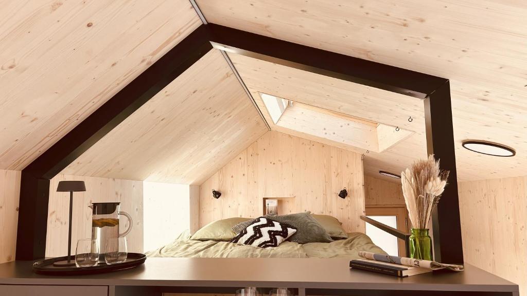 een kamer met een bed op zolder bij elsPARC Walkenried in Zorge