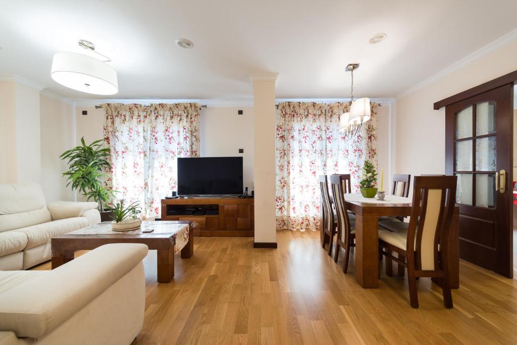sala de estar con sofá y mesa en Apartamento Good Holidays, en Las Palmas de Gran Canaria