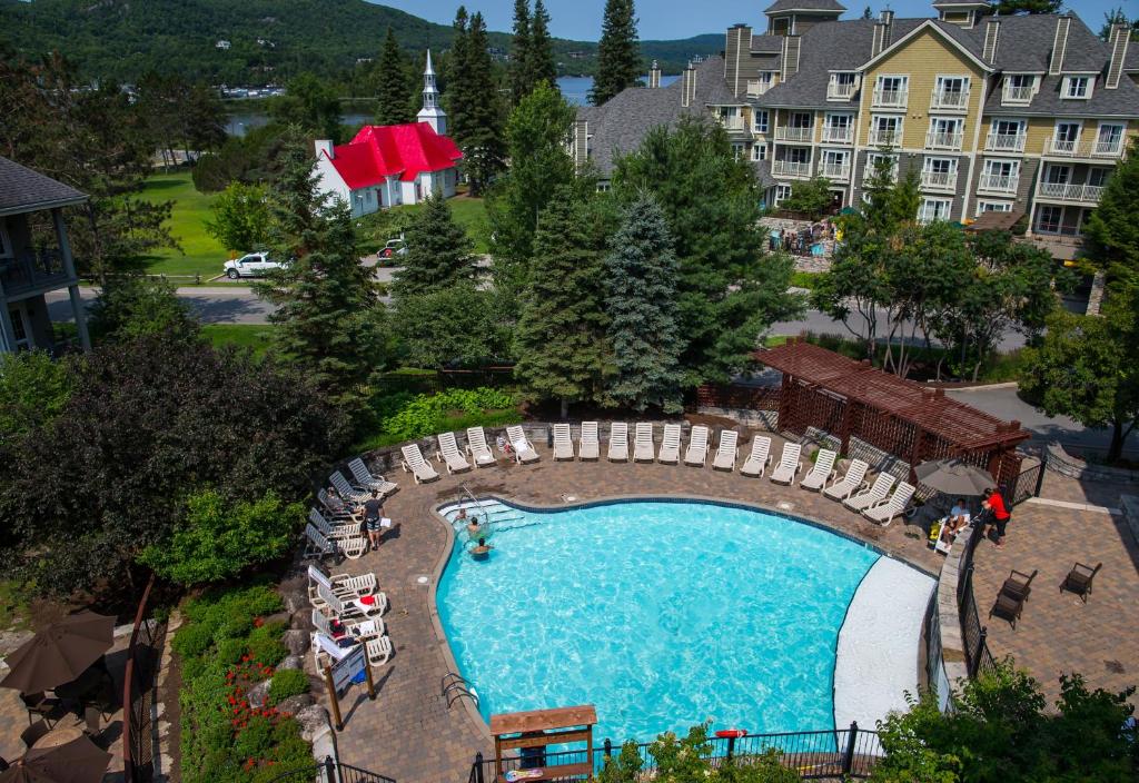 Una vista aérea de una piscina en un complejo turístico. en Tour des Voyageurs, en Mont-Tremblant