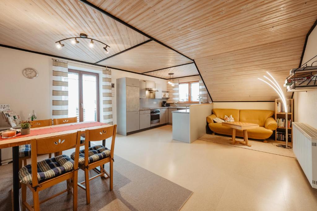 Una cocina o cocineta en Ferienwohnung Reitinger