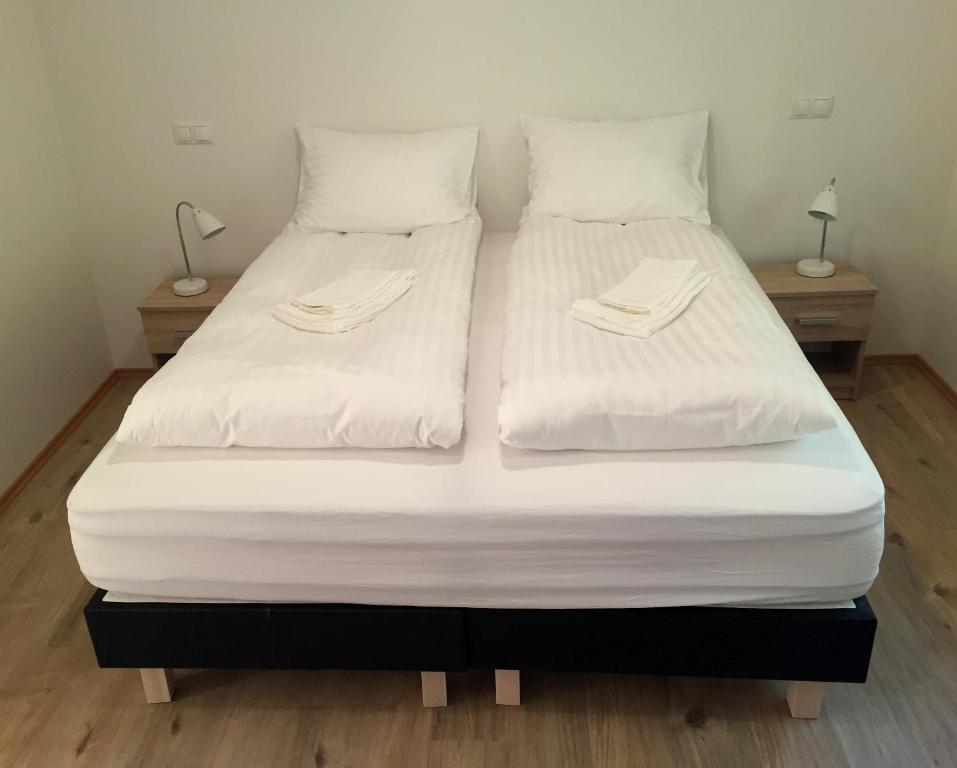 Postel nebo postele na pokoji v ubytování Guesthouse Hvítafell