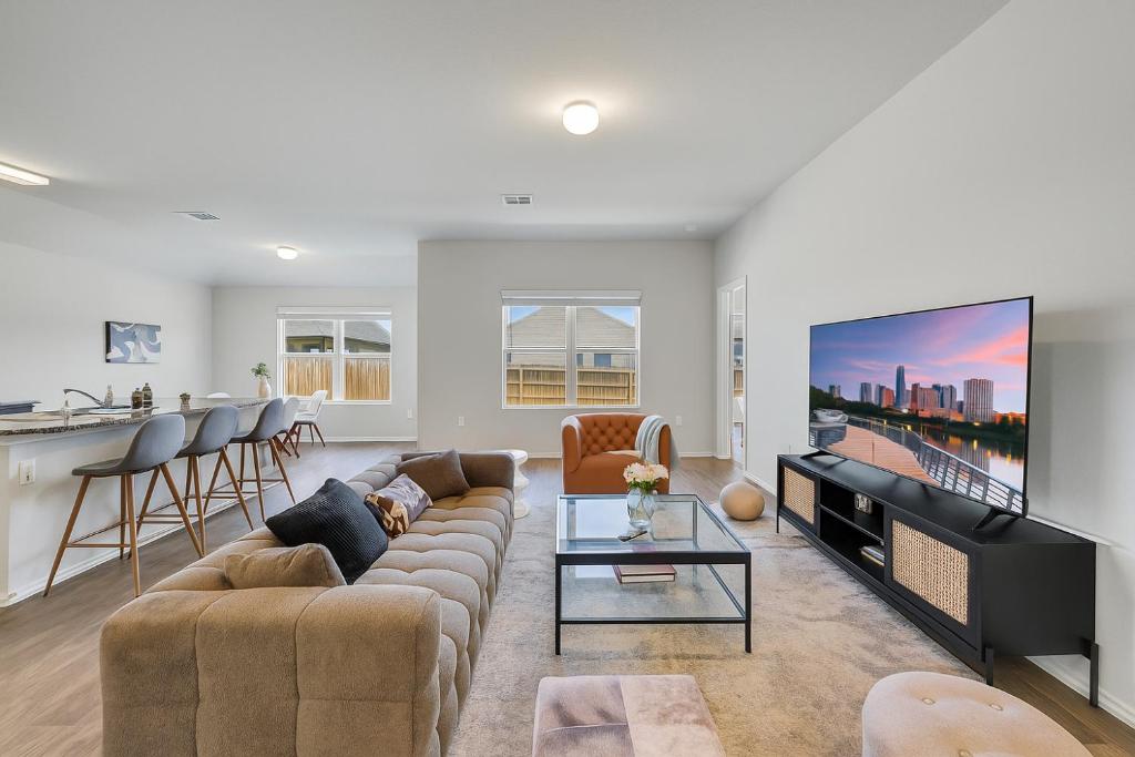 オースティンにある@ Marbella Lane - Polished 3BR Home in Austin TXのソファとテレビのあるリビングルーム