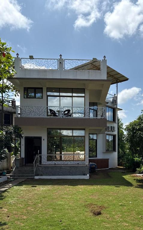 Una casa grande con un balcón en la parte superior. en Estillo -River touch, Mountain view, en Mundhwa