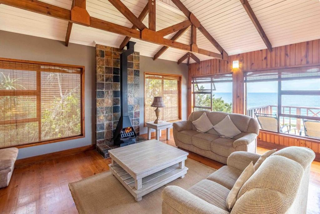 Posezení v ubytování Forest Cabin - Epic Ocean Views - Fireplace