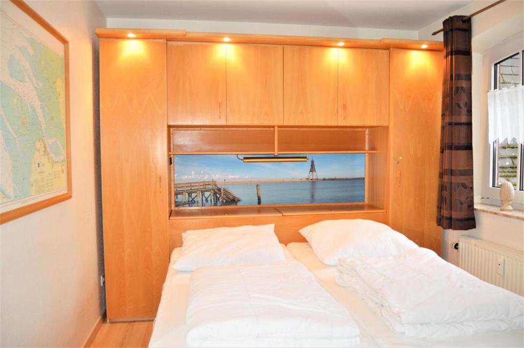 a bed in a room with a window at Seewind 5 in Cuxhaven