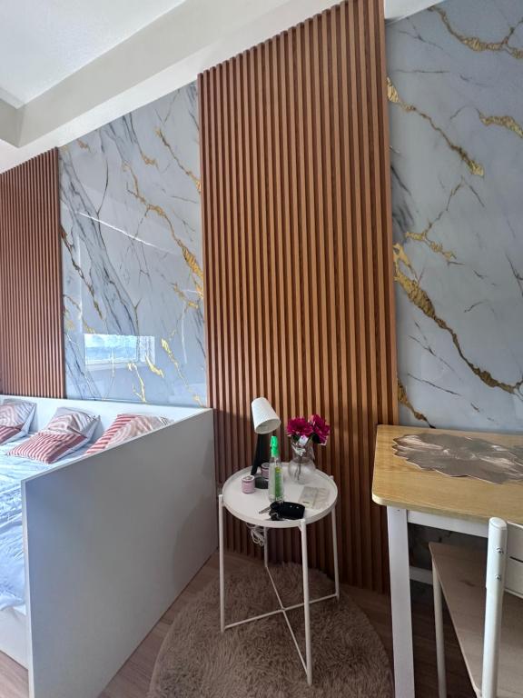 a small table with flowers on it in a room at Holland Park in Biñan