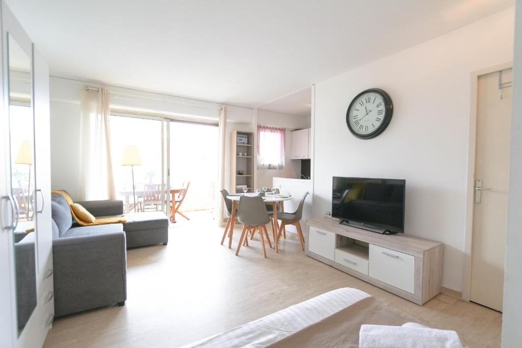 Huge Terrace close to the beach and the palais -Clim- Terrace- BENAKEY
