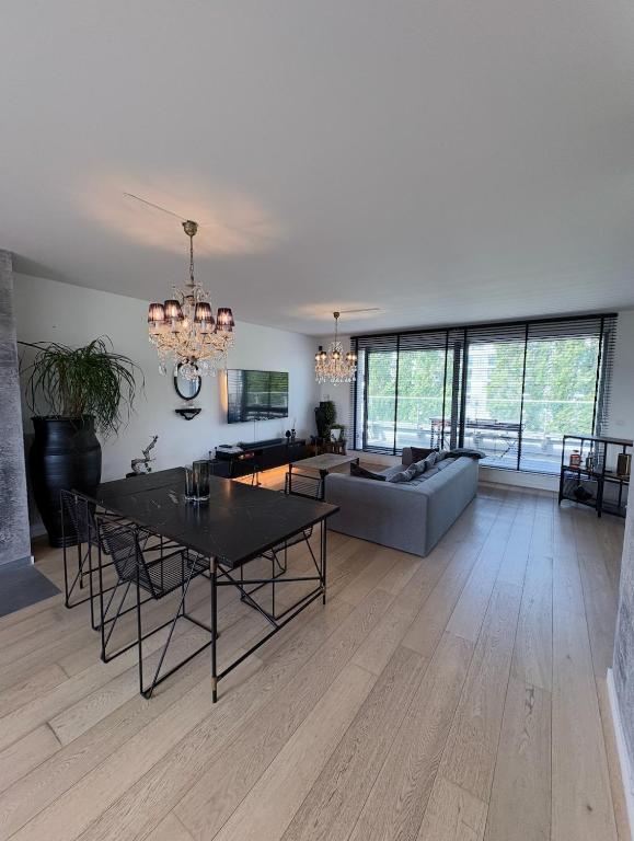 Khu vực ghế ngồi tại Refined apartment with terraces