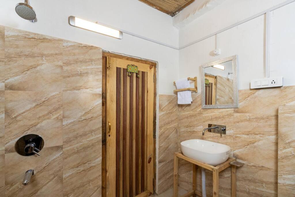 Koupelna v ubytování SaffronStays Hillstation Over Tirthan Valley