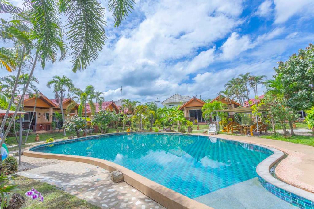 an image of a swimming pool at a resort at The Green Oasis Resort in Ban Rong