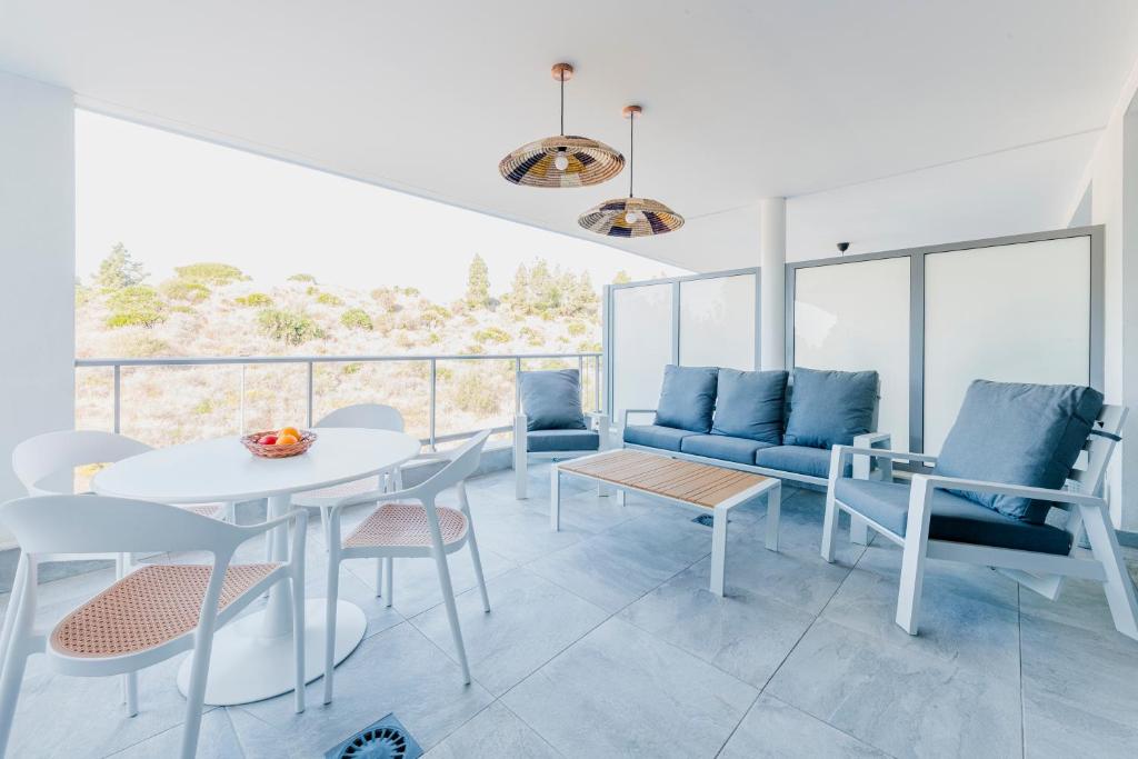 Khu vực ghế ngồi tại Vitta Natur - 3-bedroom luxury apartment with SPA