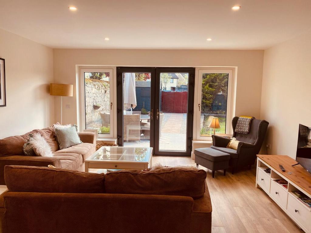 una sala de estar con un sofá y una mesa en Cashel town house 4 bed, en Cashel