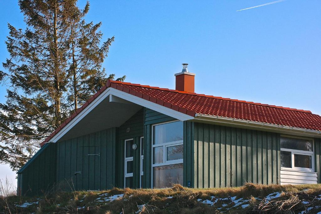HestoftにあるSkipper-Lodge Ostの赤屋根の緑家