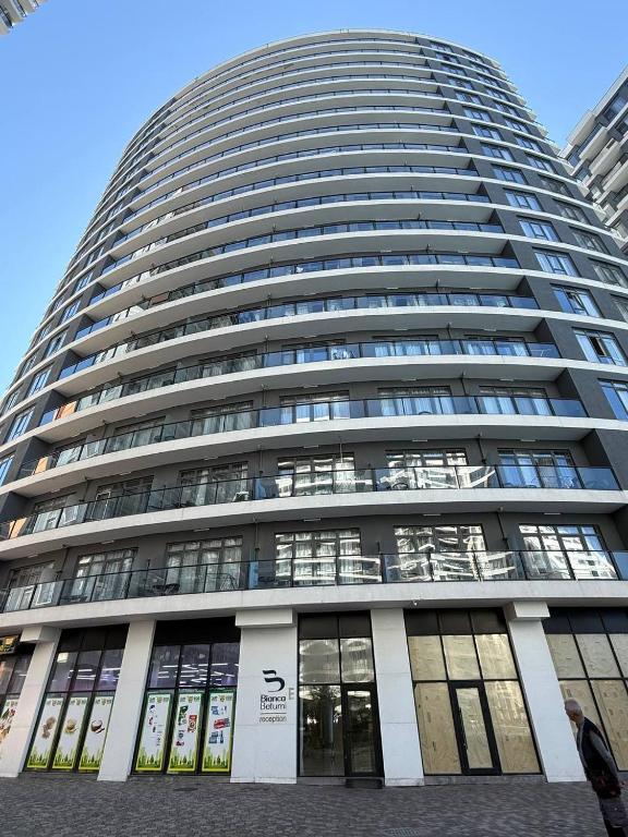 un edificio alto con muchas ventanas en Rihlaa aprt E1212, en Itʼkhvisi