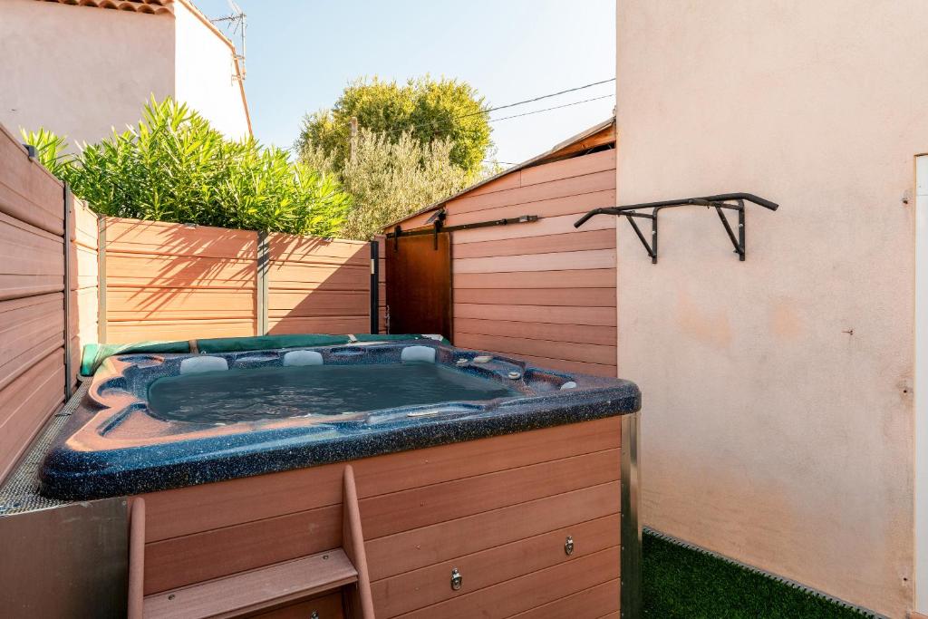a hot tub sitting on the side of a building at Chez Marco in Saint-Rémy-de-Provence