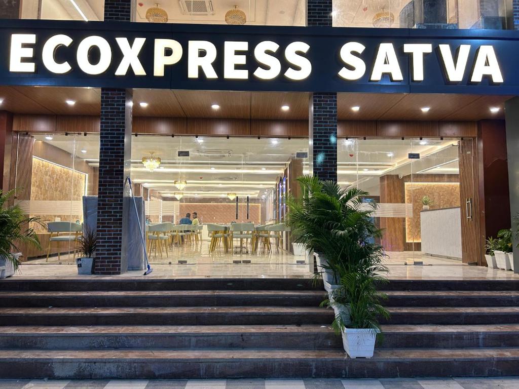 una entrada a un restaurante con escaleras delante en EcoXpress Satva, Varanasi, en Varanasi