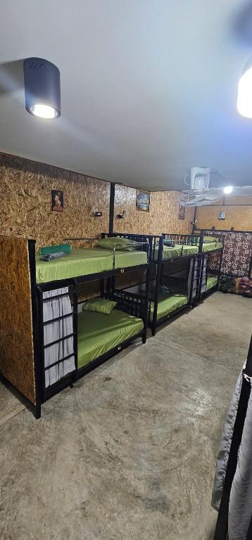 een groep stapelbedden in een kamer bij Gina hostel kohlanta in Phra Ae beach
