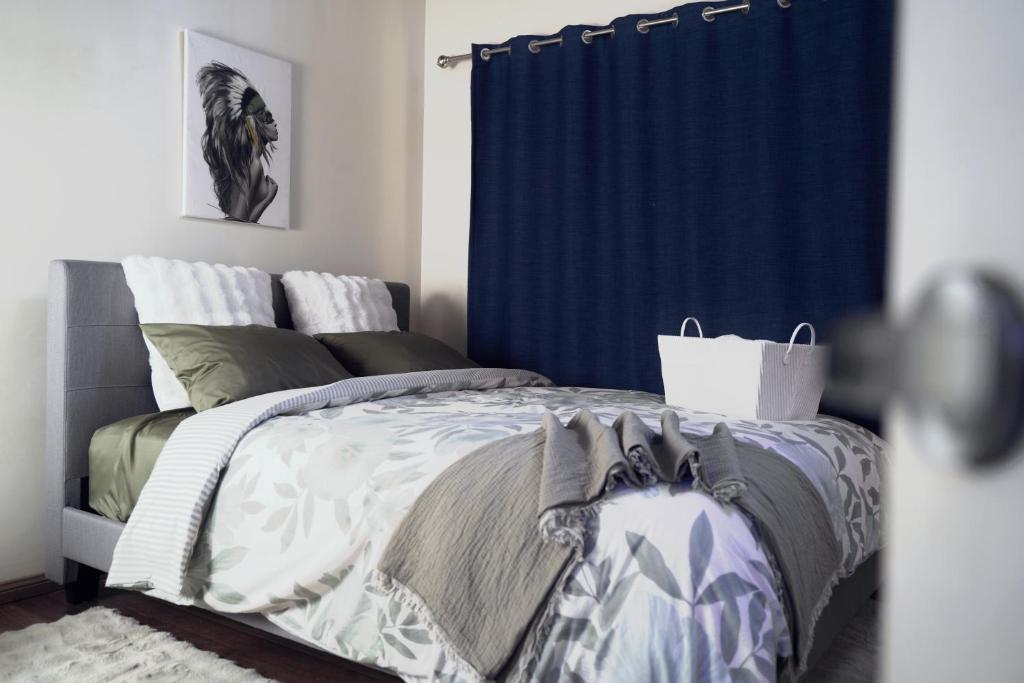 - une chambre avec un lit doté d'un rideau bleu dans l'établissement Agape Grove Digital Detox Farm, 