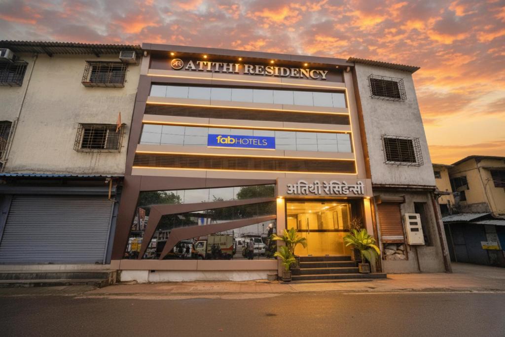 un bâtiment avec une enseigne sur la façade dans l'établissement FabHotel Atithi Residency I - Nr BKC, à Mumbai