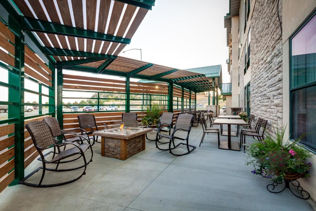 een patio met stoelen en tafels in een gebouw bij Boothill Inn and Suites in Billings