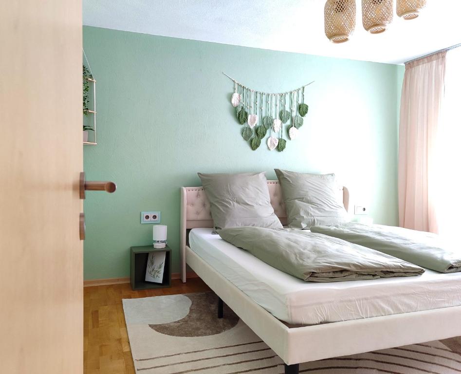 Un dormitorio con una cama con una pared azul. en BohèmeNest Terminal Apartment, en Waldenbuch