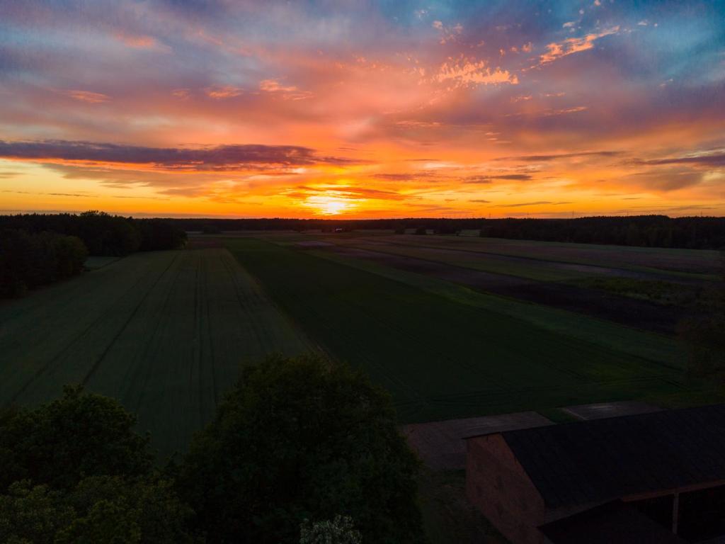 un tramonto su un campo con il tramonto di Na.Zadkach a Klon