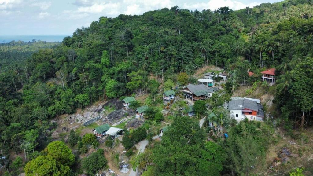 una vista aerea di una casa su una montagna di Banchasramanora resort a Ban Nua