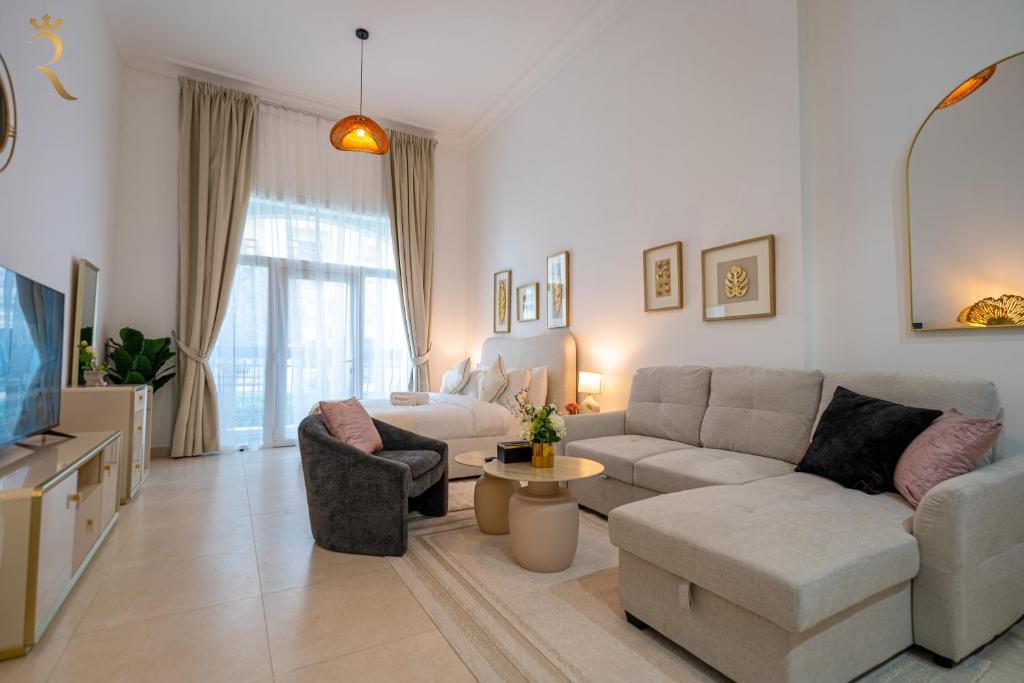 TV a/nebo společenská místnost v ubytování Elegant Studio Getaway in Ansam, Yas Island