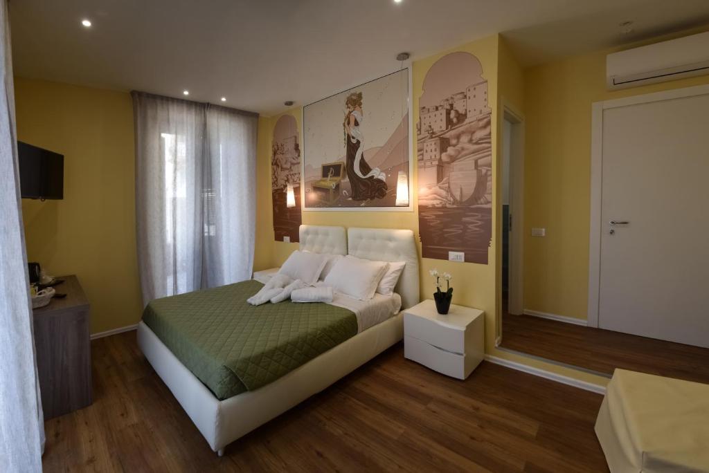 um quarto com uma cama com almofadas brancas em Le Veneri Del Golfo em La Spezia