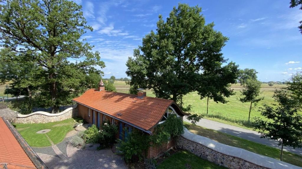 Una vista aérea de una casa con techo rojo. en romantisches Refugium - Idylle an der Elbe, en Bleckede