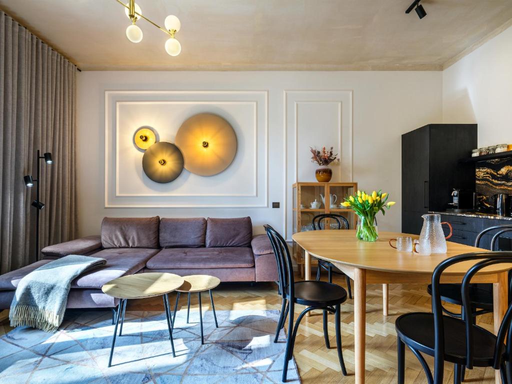 a living room with a purple couch and a table at Tyzenhauz Grand Apartaments in Kraków