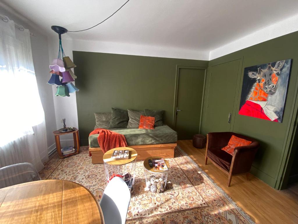 a living room with a couch and a table at Appartement cosy in Besançon