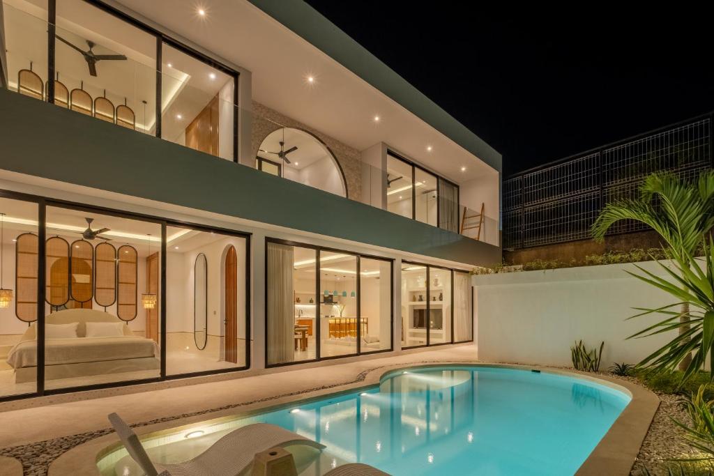 een afbeelding van een huis met een zwembad bij Ocean Verve Villa 2 - 3bd in central Uluwatu in Bingin Beach