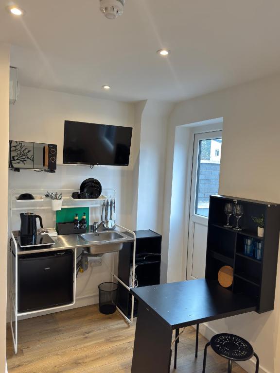 Townhouse Studio with Kitchen & Ensuite - Great Location - Resim 9