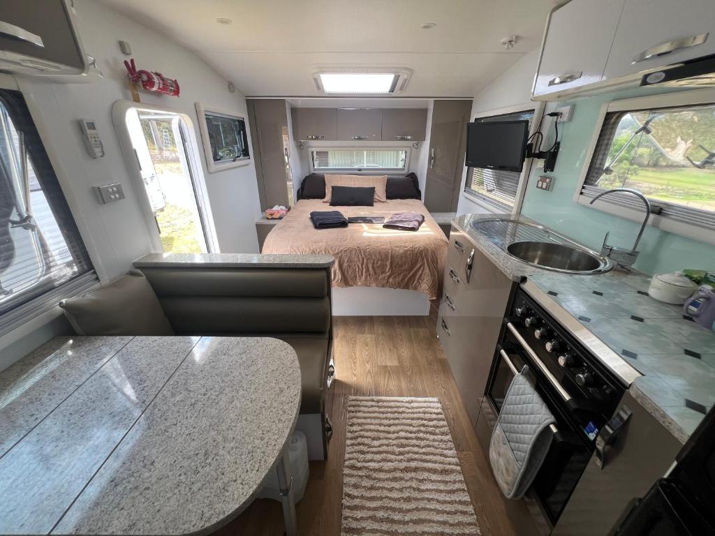 Η κουζίνα ή μικρή κουζίνα στο Gympie Luxury Caravan with ensuite bathroom