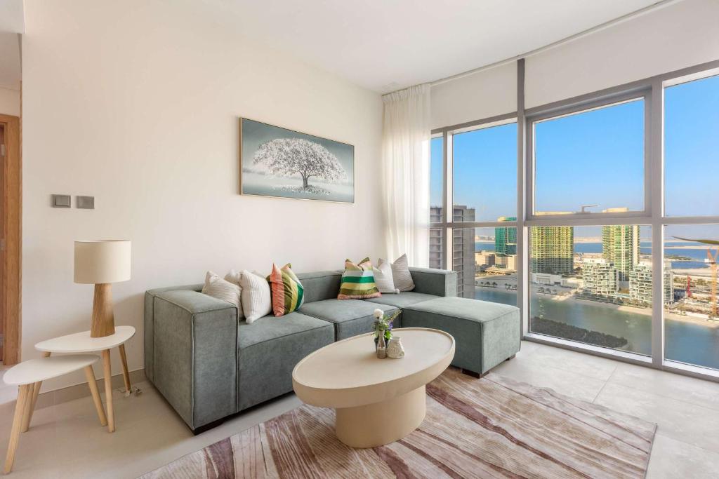 un salon avec un canapé et une table dans l'établissement Silkhaus Chic 2BDR in Radiant Boulevard, à Mushayrib